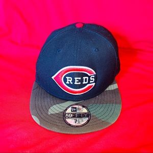 Men’s New Era MLB Reds Camo Fitted Hat (7.1/8)